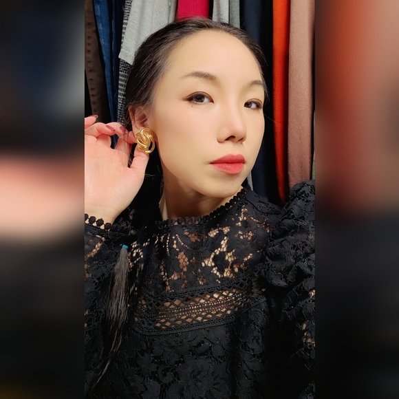 vintage gold tone earrings - Picture 15 of 16